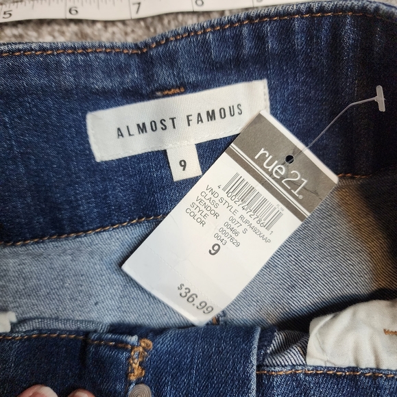 NWT Almost Famous Jeans Super High Rise Crop Trouser Belt Distressed denim sz 9 - Picture 8 of 15